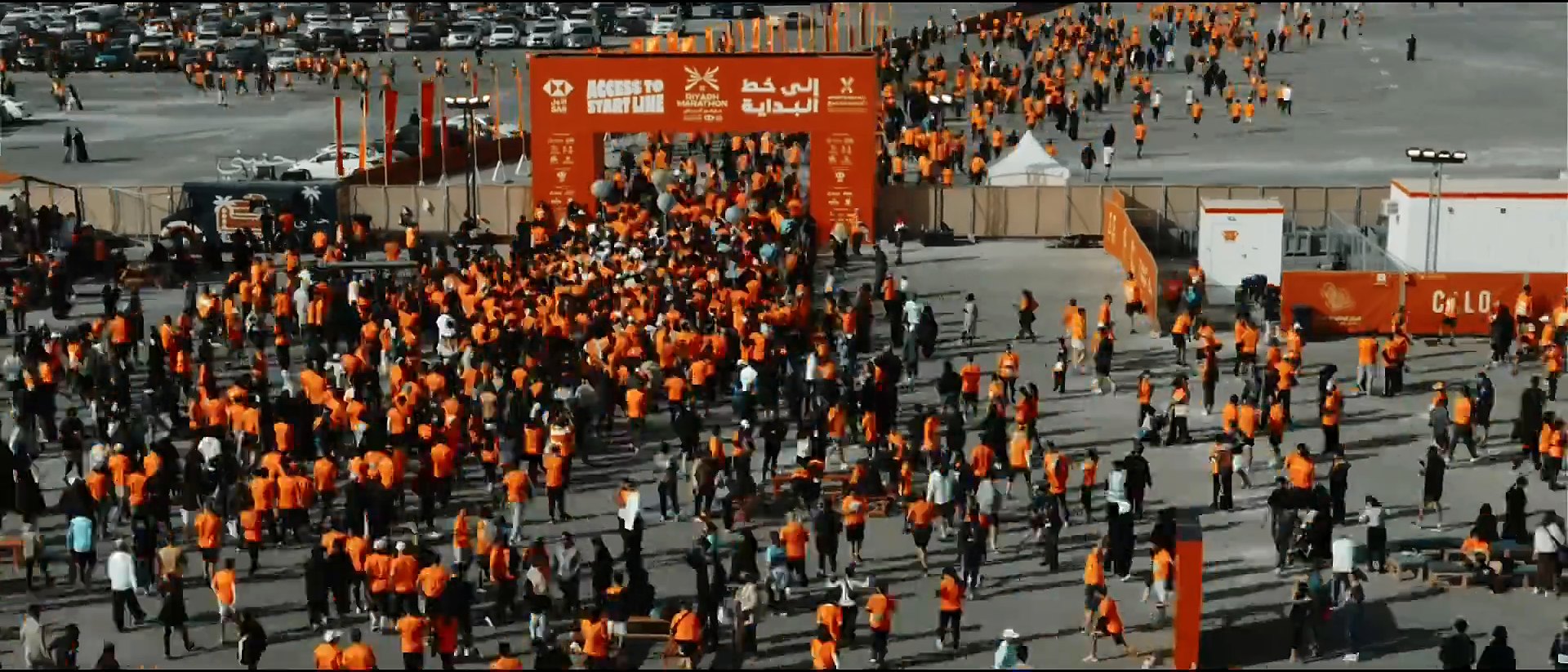 آلاف المتسابقين عند خط انطلاق ماراثون الرياض 2025 من الجو