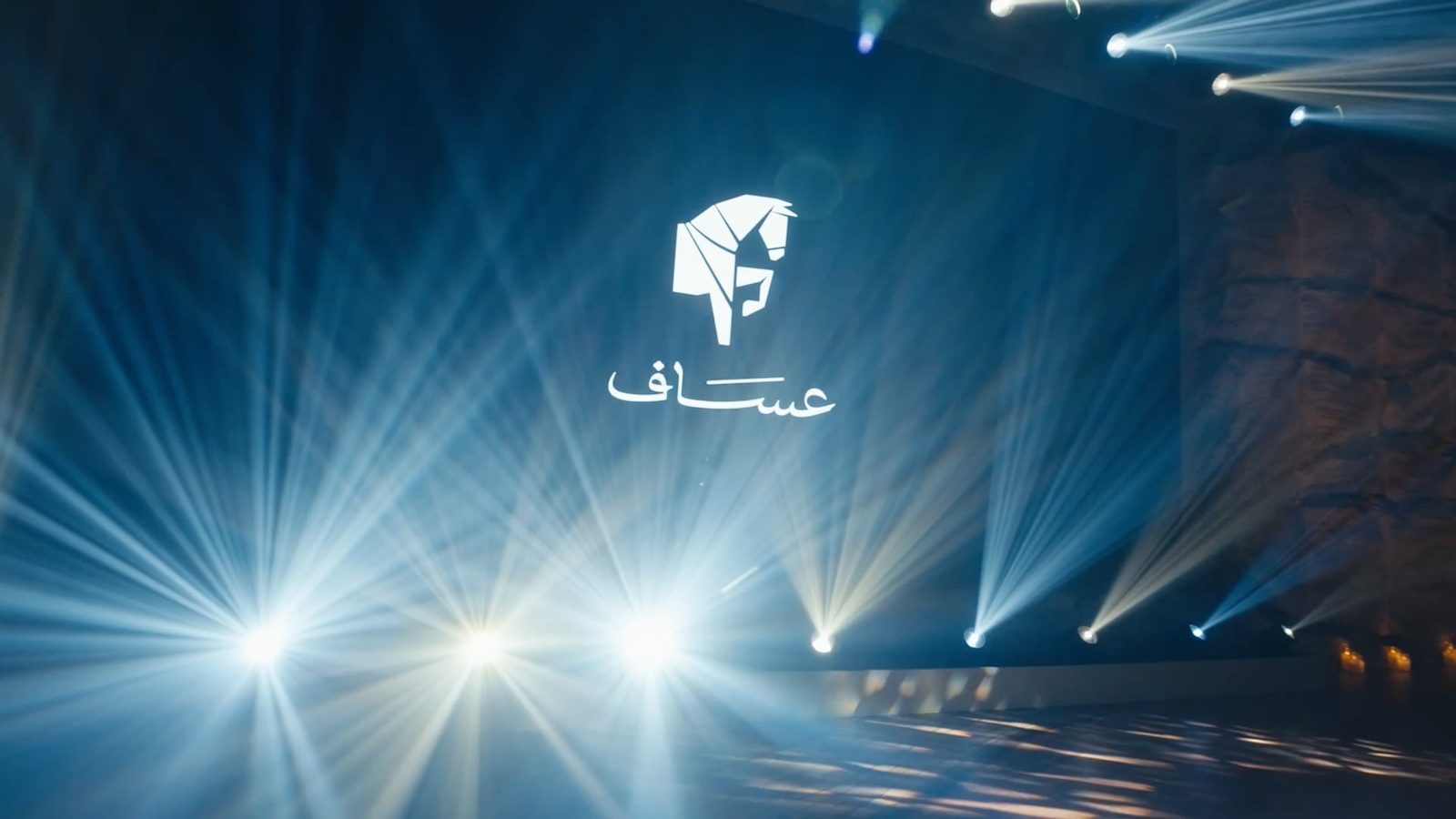 أضواء المسرح فوق شعار عساف